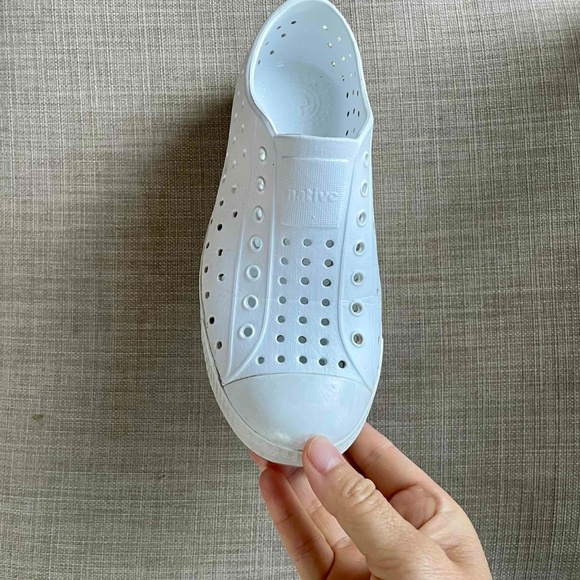 Native white shoes size 3 Junior - Picture 2 of 6